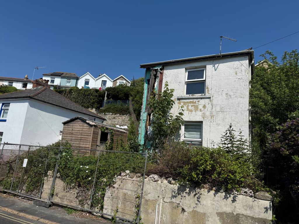 Lot: 20 - TOWN CENTRE COTTAGE WITH CONSENT FOR DEMOLITION AND A PAIR OF REPLACEMENT COTTAGES - The Existing Cottage and Plot